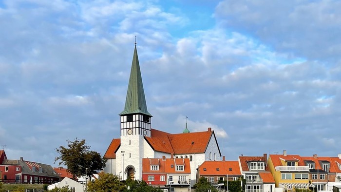 En rolig havneby med kirke og både