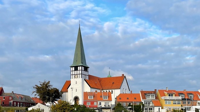 En rolig havneby med kirke og både