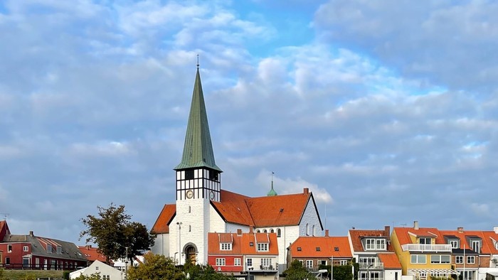 En rolig havneby med kirke og både