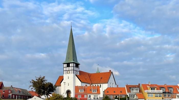 En rolig havneby med kirke og både
