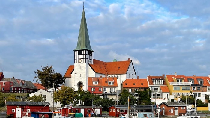 En rolig havneby med kirke og både