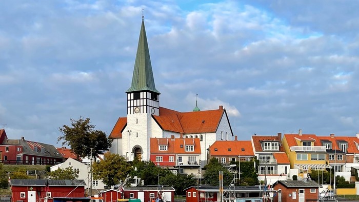 En rolig havneby med kirke og både