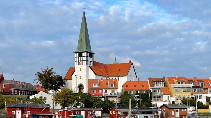 En rolig havneby med kirke og både
