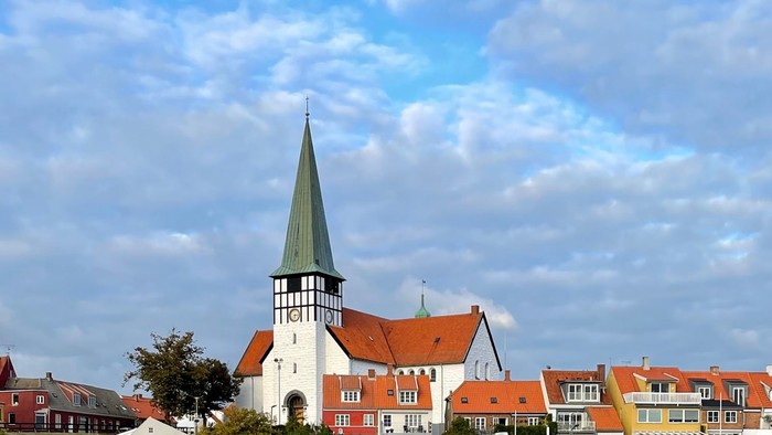 En rolig havneby med kirke og både