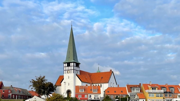 En rolig havneby med kirke og både