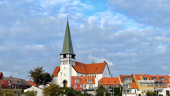 En rolig havneby med kirke og både