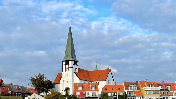 En rolig havneby med kirke og både
