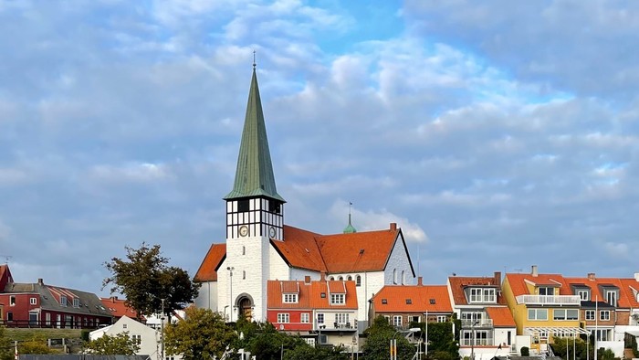 En rolig havneby med kirke og både