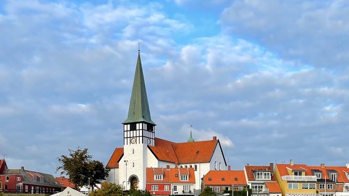En rolig havneby med kirke og både