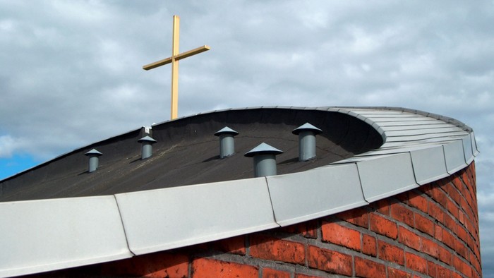 En kirke med en guld farvet kors på taget