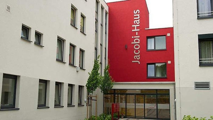 Das Gebäude trägt den Namen "Jacobi-Haus" und hat mehrere Fenster.