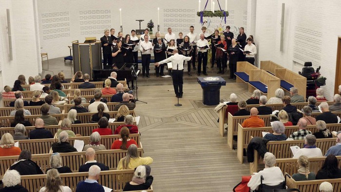 En kirke med en kor og en forsamling.