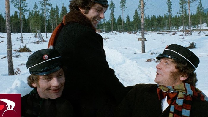Klip fra filmen 'Jul i Nøddebo Præstegård' - tre studenter kører i kane i et snelandskab