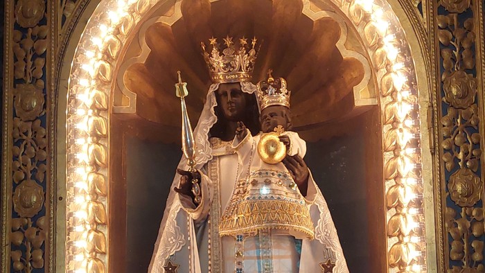 Die Statue einer heiligen Figur in einem prächtigen Rahmen