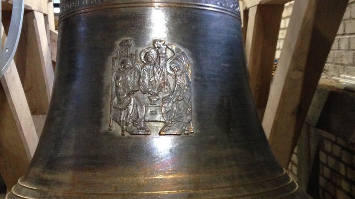 Glocken in einem Turm mit eingraviertem Bild und Text