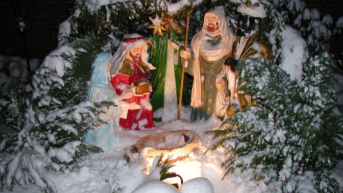 En julekryddesæd med figurer i en snede landskab