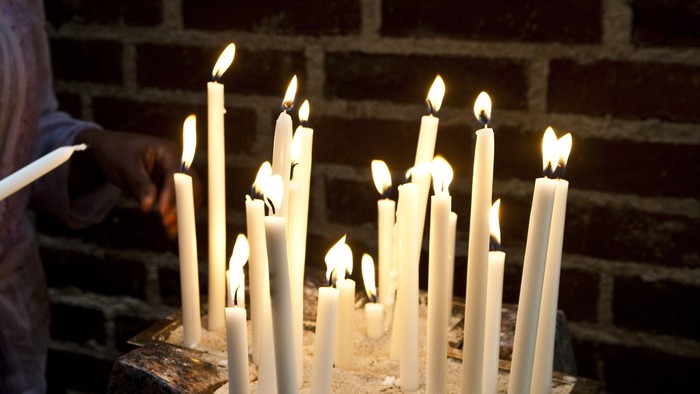 En del lysstaker med lyse lygter på en mur af røde mursten.