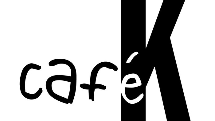 Modernes Logo, das „Café“ mit einem stilisierten, fetten Buchstaben K in Schwarz-Weiß kombiniert.