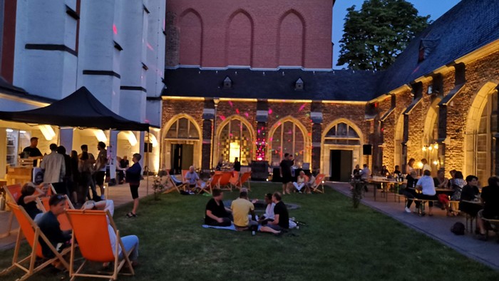 Abendveranstaltung auf dem Rasen vor historischem Gebäude