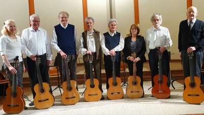 Eine Gruppe von Musikern mit Gitarren posiert für ein Foto