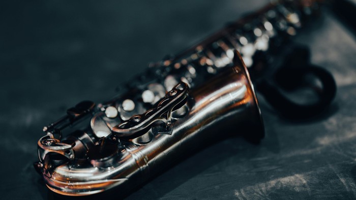 Liegendes Saxophon auf schwarzem Stoff