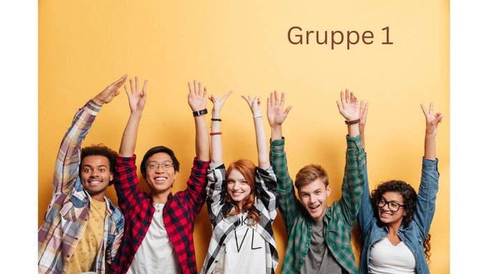 Eine Gruppe von sechs fröhlichen jungen Menschen mit erhobenen Händen vor einem gelben Hintergrund