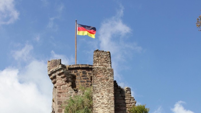 Schloss mit wehender deutscher Flagge auf dem Dach