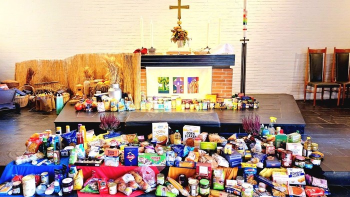 Viele Lebensmittelspenden vor Kirchenaltar