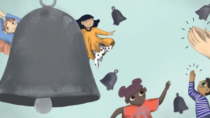 Børn spiller med klokker og bjærger.