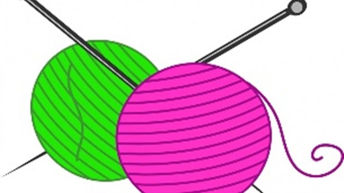 To knittingstrik med grøn og rosa garn og nåler