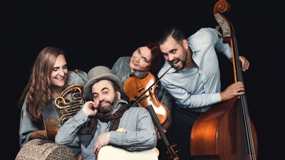 Ein Quartet spielt verschiedene Instrumente, darunter ein Horn, eine Geige und einen Kontrabass.