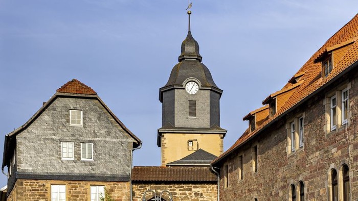 Historische Steingebäude mit Uhrturm