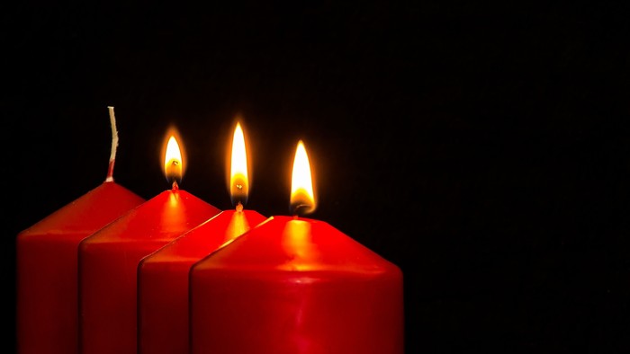 Fire røde lysende lysstaker på mørk baggrund