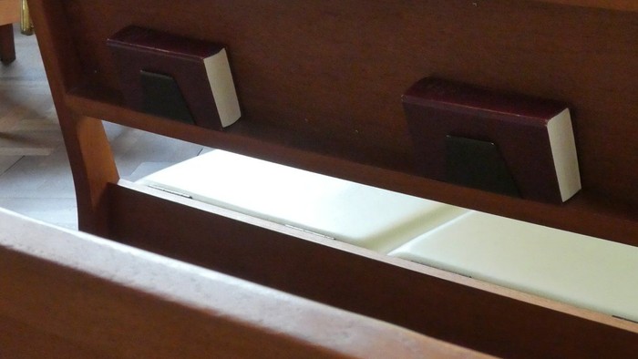 Kirkesæder med bønnebøger og blomster.