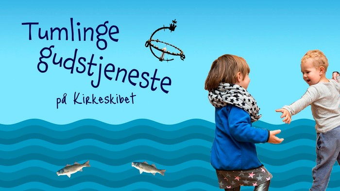 To børn spiller ved stranden med fisk i vandet og sol i baggrunden