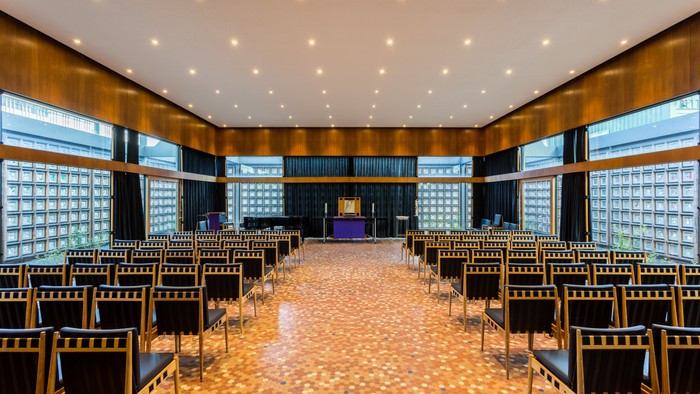 Kapelle der Gedächtniskirche, Innenaufnahme.  Blick auf den Altar. 