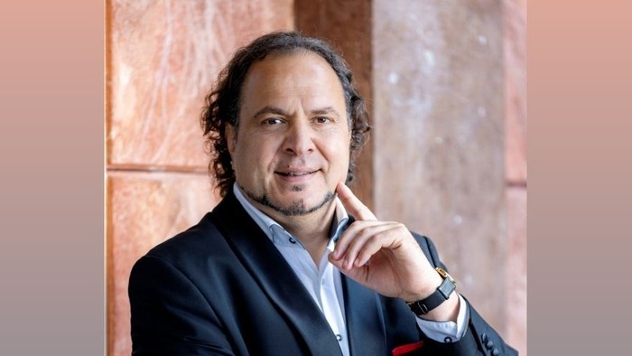 Dilian Kushev vor einer Hauswand stehend