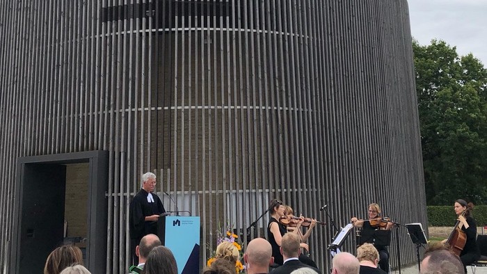 Gäste, Musikerinnen und Thomas Jeutner vor der Kapelle der Versöhnung
