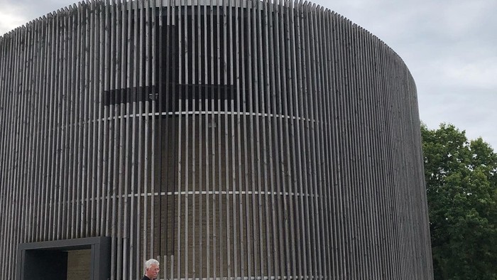 Gäste, Musikerinnen und Thomas Jeutner vor der Kapelle der Versöhnung