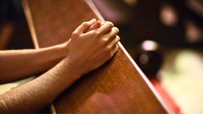 Hände auf einer Holzoberfläche