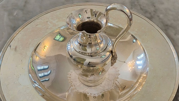 En sølv kaffekanne på en sølv underkælder
