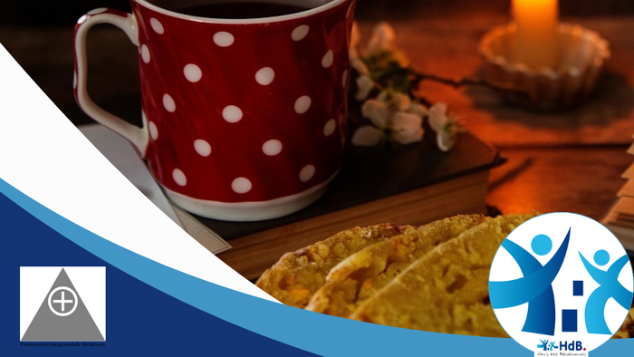 Tasse Tee, Kerze und Brot