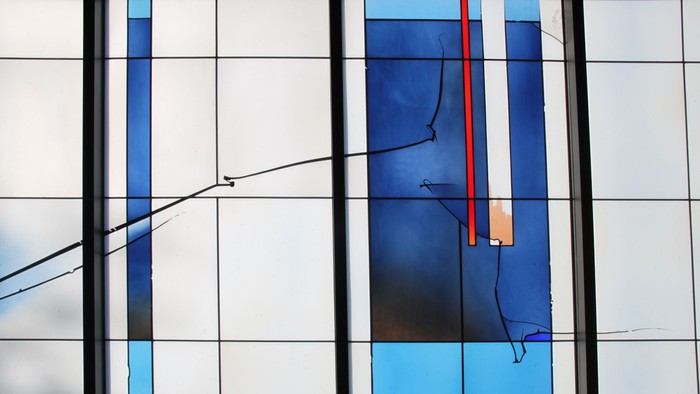 Farbenfrohes Fenster mit abstrakten Linien und Formen