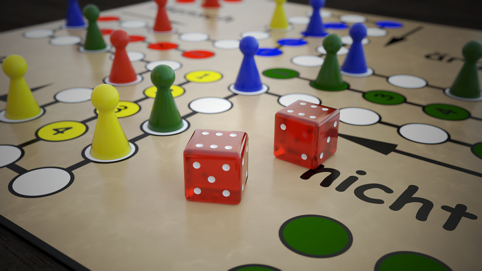 Ein Spielbrett mit verschiedenen Spielfiguren und Würfeln.