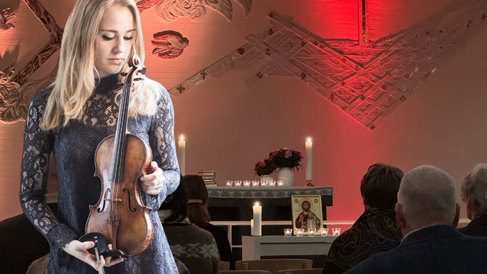 En kvinde spiller violin i en kirke.