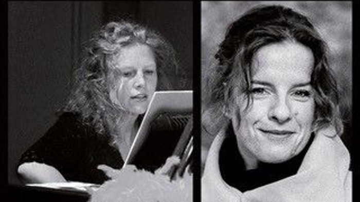 Zwei Schwarz-Weiß-Fotos einer Frau mit langen Haaren, die auf einem Buch liest und lächelt