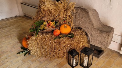En hestehale med frukt og to sort lygter på gulvfliser