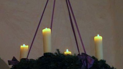 En hængende julekrans med 5 lysende lygter og grønne grane.