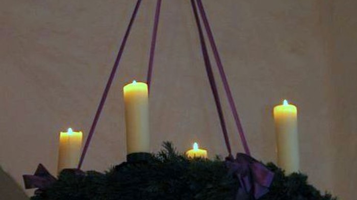 En hængende julekrans med 5 lysende lygter og grønne grane.