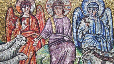 Billedet viser tre engle, hver med vinger og lange kjoler, stående på en træstamme.